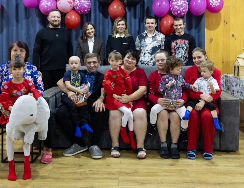 Олена Зеленська спільно з командою Фундації відвідала велику прийомну родину на Полтавщині
