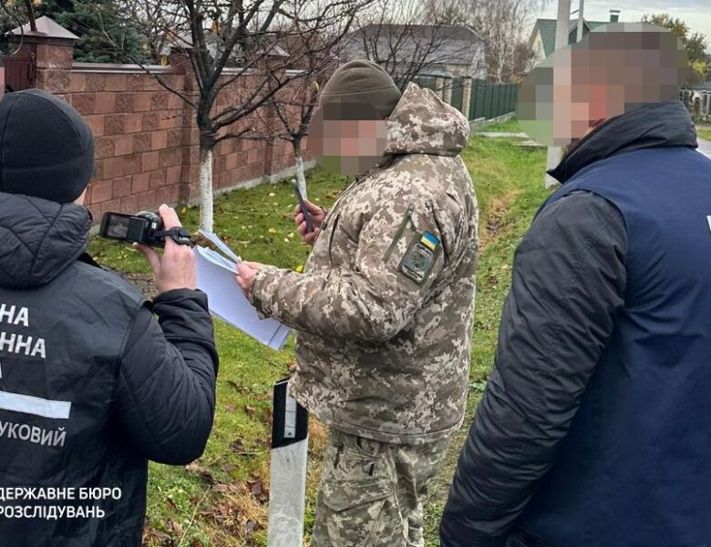 Затримало пʼятьох прикордонників, які випустили за кордон сотню ухилянтів