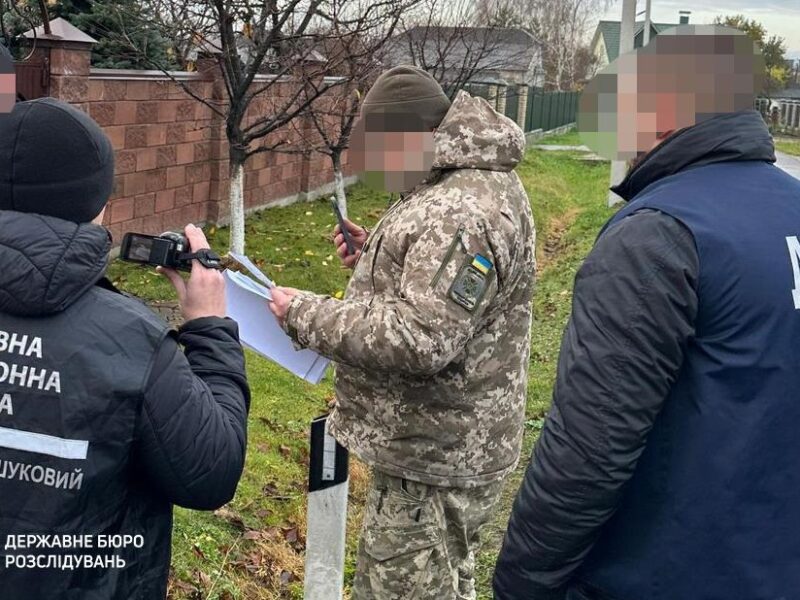 Затримало пʼятьох прикордонників, які випустили за кордон сотню ухилянтів