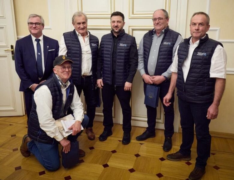 Зеленський зустрівся з рибалками Франції, які передають антидронові сітки