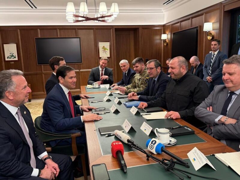 ЗМІ дізнались, що обговорюють США і Україна