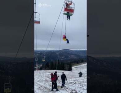 Рятувальники зняли з підйомника 78 людей, з них 39 дітей.