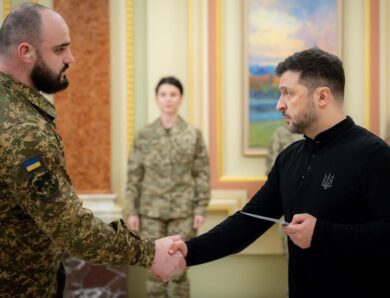 Володимир Зеленський вручив сертифікати на отримання квартир воїнам та їхнім родинам