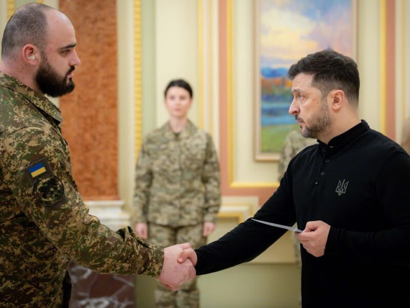 Володимир Зеленський вручив сертифікати на отримання квартир воїнам та їхнім родинам