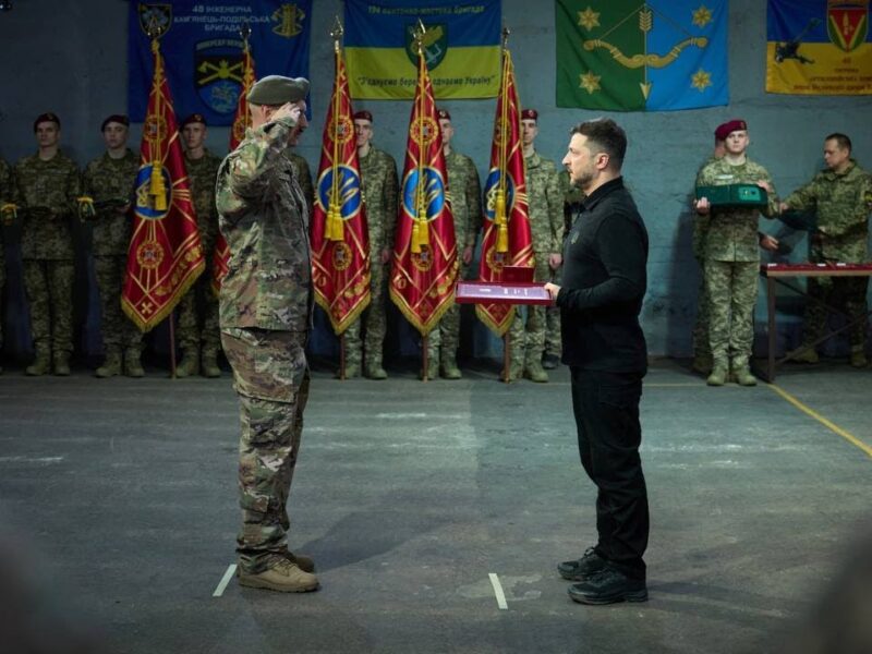 Володимир Зеленський вручив нагороди українським захисникам у Харкові