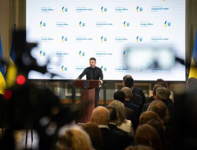 Спілкування Володимира Зеленського з медіа: дипломатія і фронт