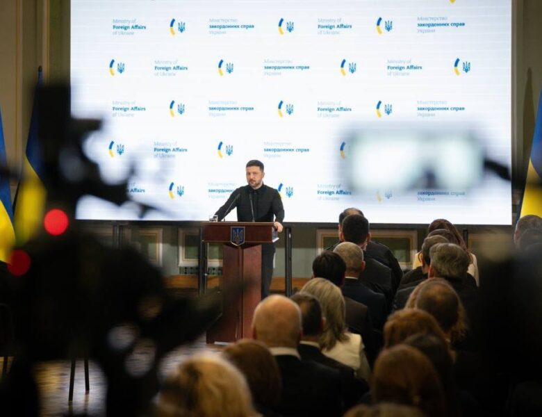 Спілкування Володимира Зеленського з медіа: дипломатія і фронт