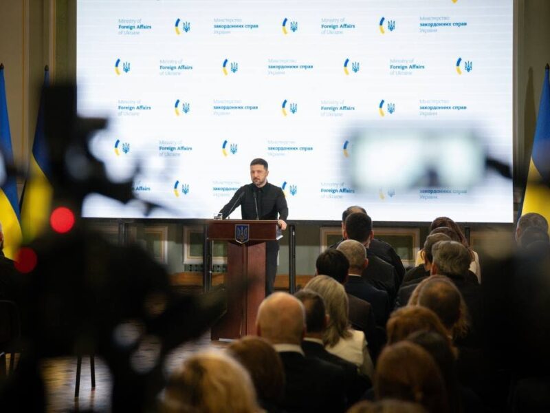 Спілкування Володимира Зеленського з медіа: дипломатія і фронт