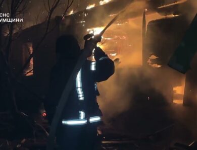 Сумщина: рятувальники гасять пожежі після російських ударів