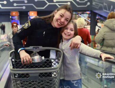 «Різдво з поліцейським»: діти разом із правоохоронцями обрали омріяні подарунки до новорічних свят