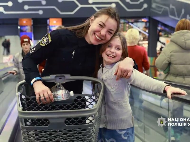 «Різдво з поліцейським»: діти разом із правоохоронцями обрали омріяні подарунки до новорічних свят