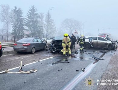 Біля Рівного велике ДТП заблокувало трасу на Київ