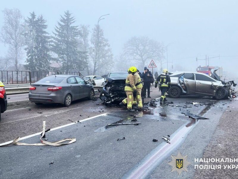 Біля Рівного велике ДТП заблокувало трасу на Київ
