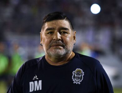 Футболка Марадони, що перебачила багато, продана на аукціоні