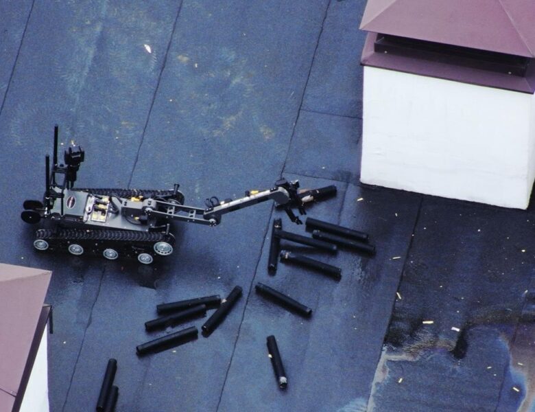 Касетні боєприпаси на даху висотки у Вишгороді збирав робот