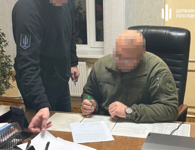 Керівника виправного закладу Хмельниччини підозрюють у вимаганні “відкатів”
