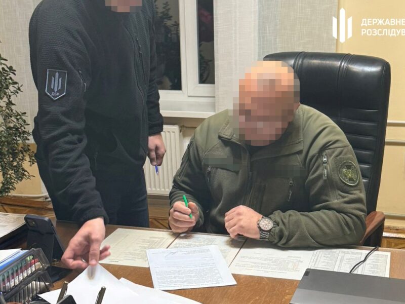Керівника виправного закладу Хмельниччини підозрюють у вимаганні “відкатів”