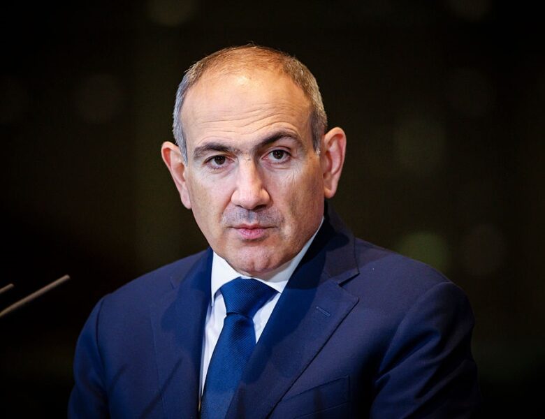 Літак Пашиняна не зміг сісти у Москві через атаку дронів