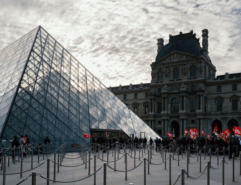 Лувр відкрили для відвідувачів після страйку