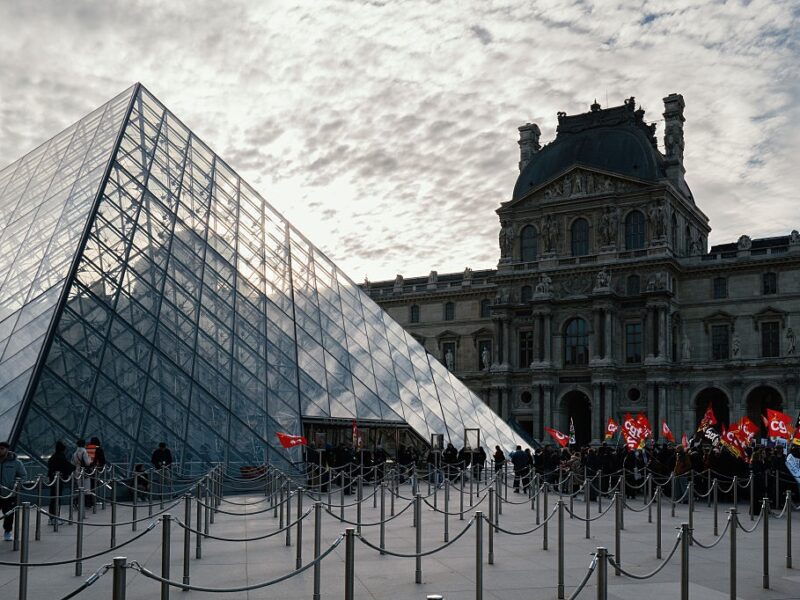 Лувр відкрили для відвідувачів після страйку