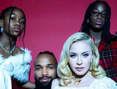 Мадонна з молодшими доньками влаштувала різдвяну фотосесію