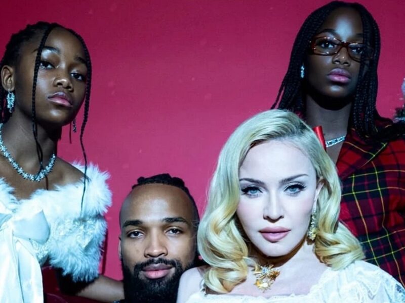 Мадонна з молодшими доньками влаштувала різдвяну фотосесію