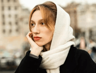 Модно та практично: мистецтво носити шарф на голові