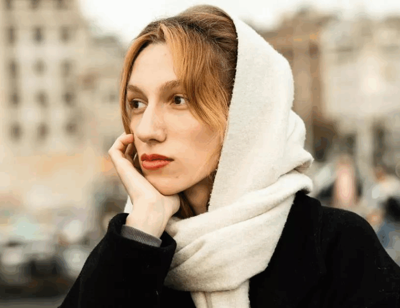 Модно та практично: мистецтво носити шарф на голові