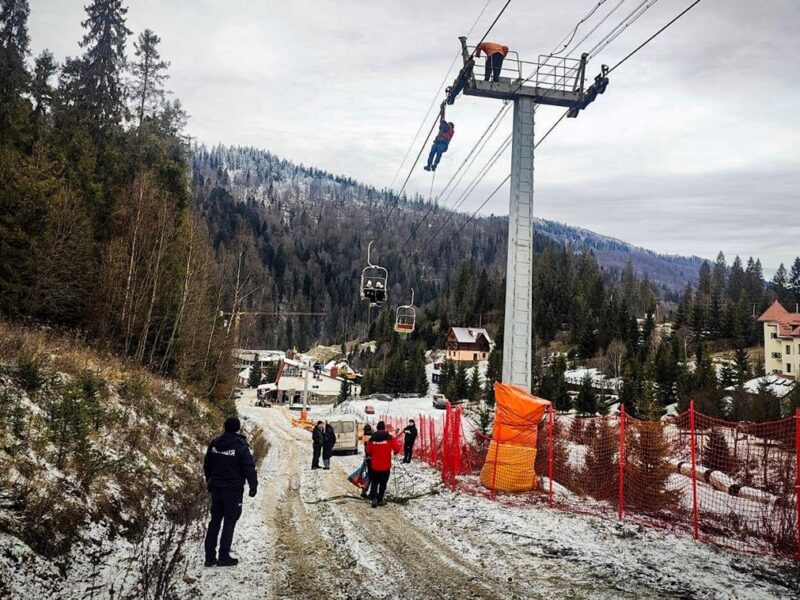 На горі на Львівщині 80 людей застрягли на підйомнику