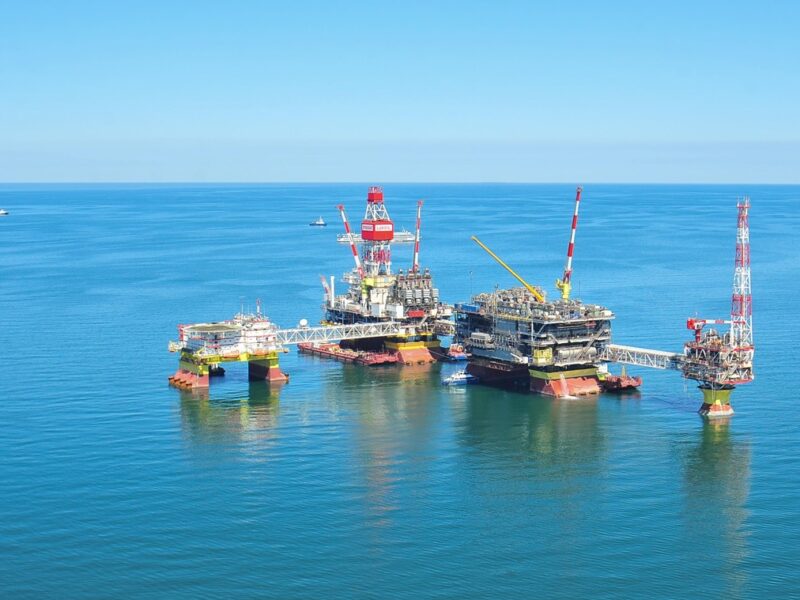 На Каспії уражено третю нафтову платформу – ЗМІ