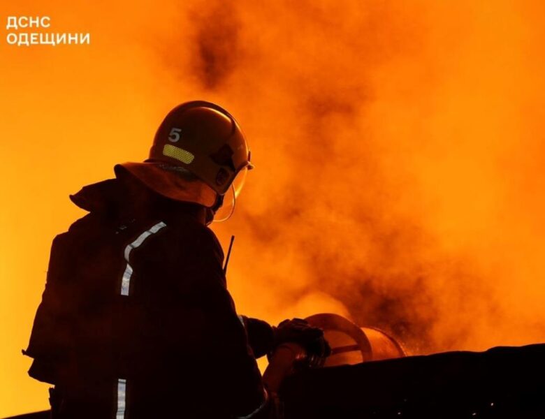 На Одещині через удар РФ виникло кілька пожеж