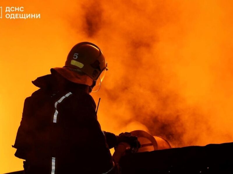 На Одещині через удар РФ виникло кілька пожеж