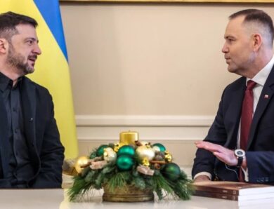 Навроцький подарував Зеленському книгу про Волинську трагедію