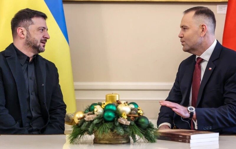 Навроцький подарував Зеленському книгу про Волинську трагедію