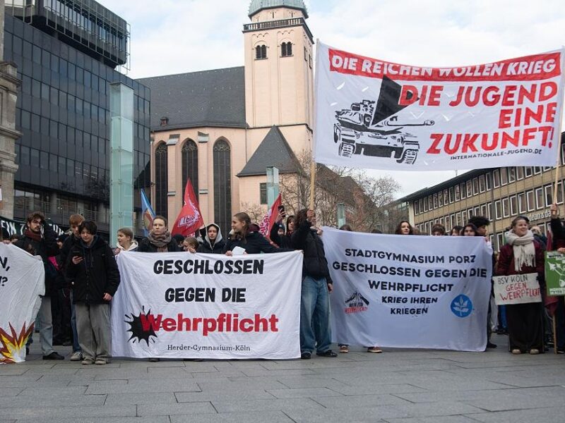 Німецькі студенти почали протести проти відновлення військової служби