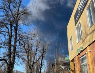 Новошахтинський НПЗ загорівся після “10 вибухів”