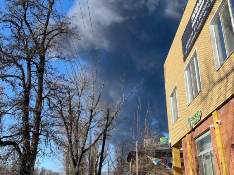 Новошахтинський НПЗ загорівся після “10 вибухів”