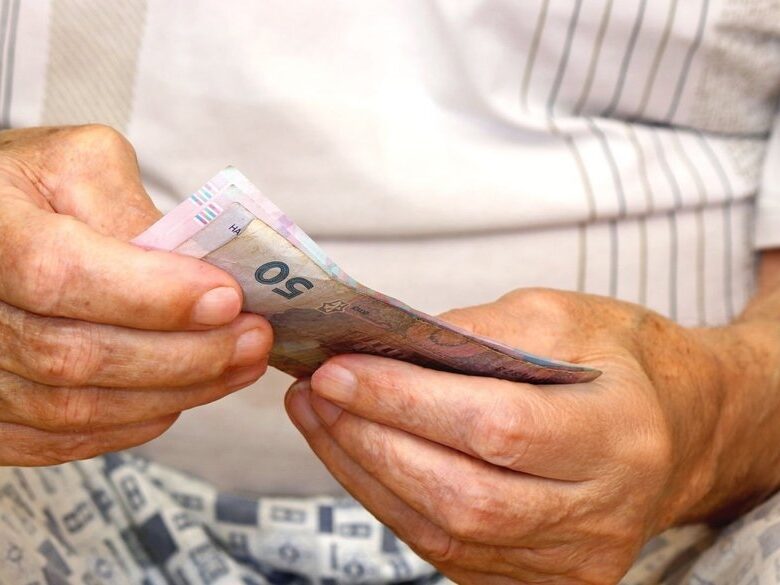 Отримувачів соцвиплат проінспектують: до кого прийдуть з перевірками