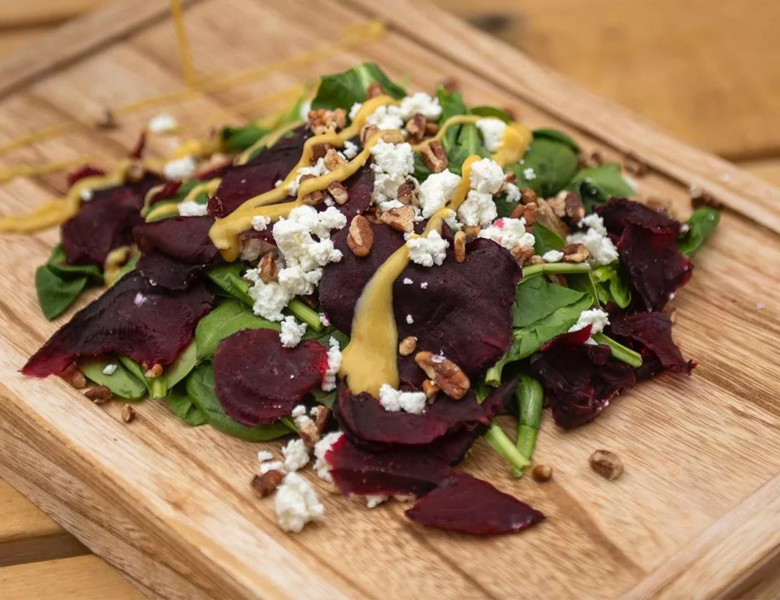 П’ять простих рецептів салатів із буряком та козячим сиром