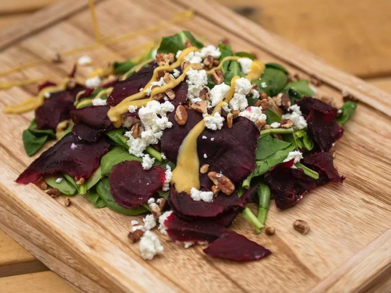 П’ять простих рецептів салатів із буряком та козячим сиром