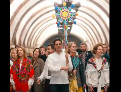 Працівники західних посольств заспівали Щедрика у метро Києва