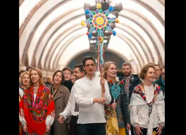 Працівники західних посольств заспівали Щедрика у метро Києва