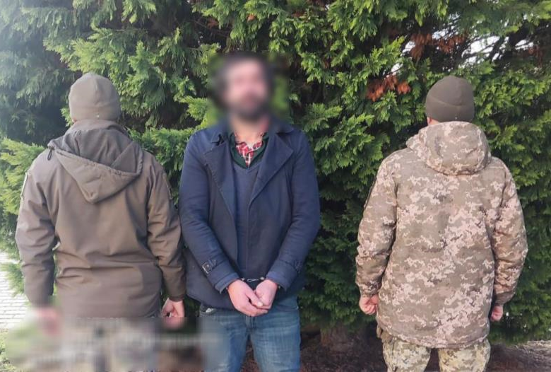 Прикордонники затримали іноземця, який пішки добирався до Словаччини