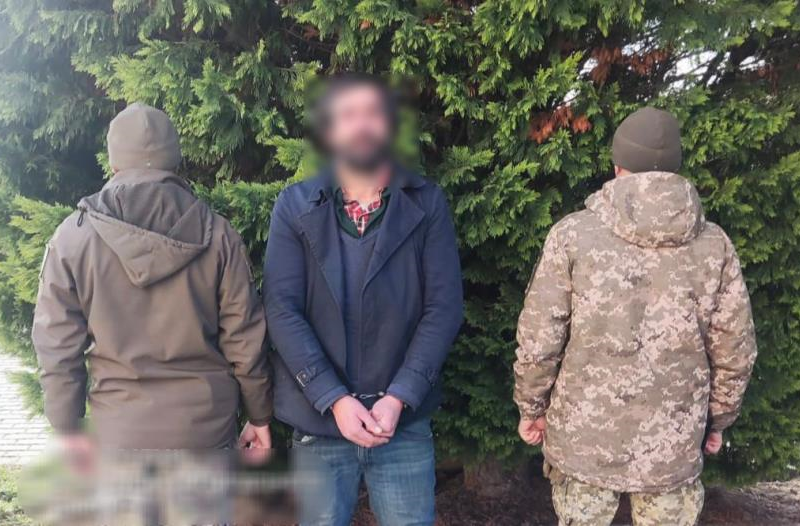 Прикордонники затримали іноземця, який пішки добирався до Словаччини