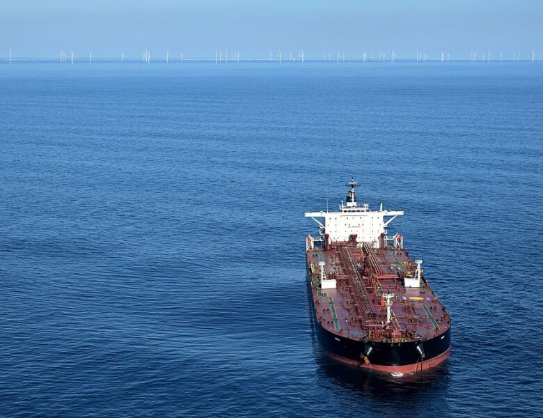 Рекордний обсяг російської нафти “застряг” у морі через санкції США