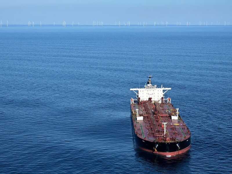 Рекордний обсяг російської нафти “застряг” у морі через санкції США