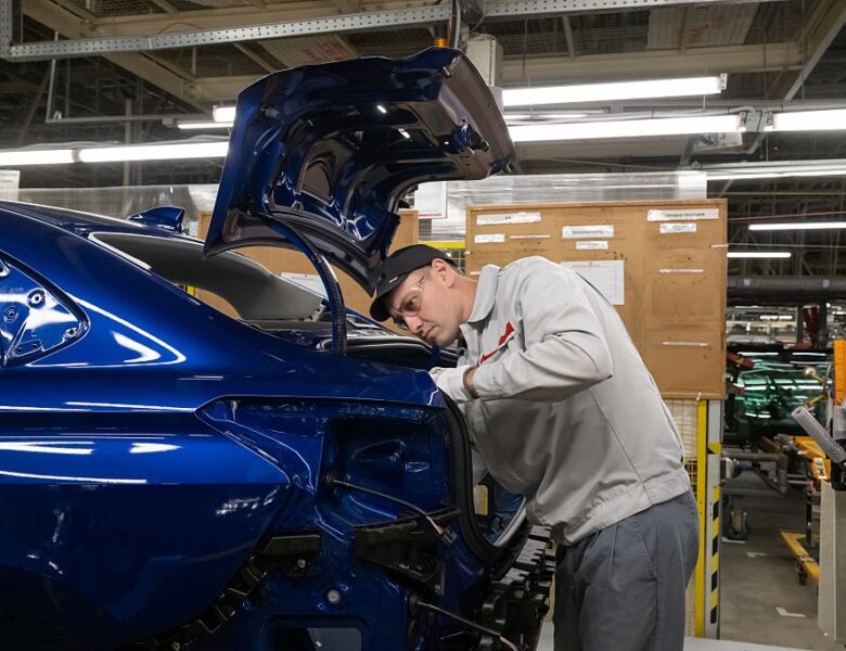 Росіян задумали масово пересадити на вітчизняні авто