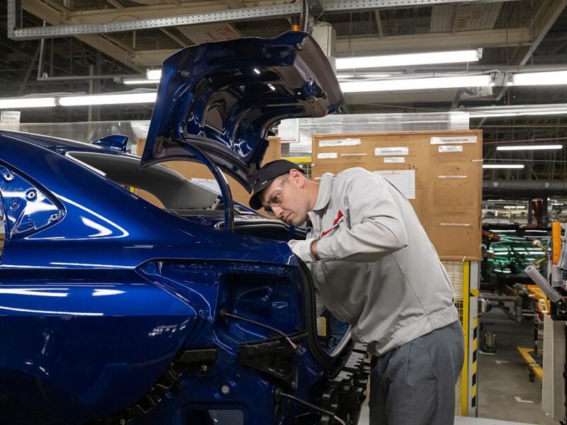 Росіян задумали масово пересадити на вітчизняні авто