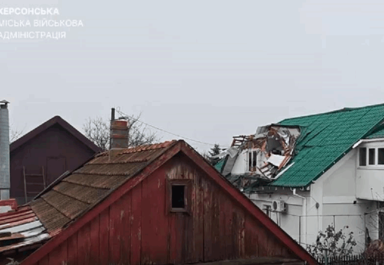 Росіяни вдарили по Корабельному районі Херсона, є руйнування