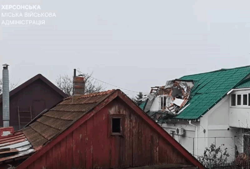 Росіяни вдарили по Корабельному районі Херсона, є руйнування